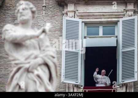***ATTENZIONE EDITOR FILE FOTO*** VATICANO, ROMA, 04/21/2025 - MORTE-PAPA - Jorge Mario Bergoglio, Papa Francesco, è morto all'età di 88 anni alle 2:35 ora Brasília, 7:35 ora locale, questo lunedì (21). L'informazione è stata confermata dal Vaticano. Il pontefice ha ricoperto la più alta carica nella Chiesa cattolica per 12 anni. Nella foto, CITTÀ DEL VATICANO, VATICANO, 12/06/2015 - PAPA FRANCESCO - Papa Francesco durante la preghiera dell'Angelus in Piazza San Pietro, in Vaticano questa domenica (06). Foto Stock