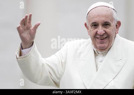 ***ATTENZIONE FOTO FILE REDATTORE*** VATICANO, ROMA, 04/21/2025 - MORTE DEL PAPA - Jorge Mario Bergoglio, Papa Francesco, è morto all'età di 88 anni alle 2:35 ora Brasília, 7:35 ora locale, questo lunedì (21). L'informazione è stata confermata dal Vaticano. Il pontefice ha ricoperto la più alta carica nella Chiesa cattolica per 12 anni. Nella foto, CITTÀ DEL VATICANO, VATICANO, 11/18/2015 - PAPA FRANCESCO - PAPA Francesco visto in Piazza San Pietro in Vaticano questo mercoledì 18. Foto Stock