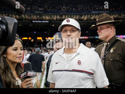 2 gennaio 2017 New Orleans, LOUISIANA USA: Allenatore dell'Oklahoma Bob Stoops con ESPN dopo la partita di football NCAA Allstate Sugar Bowl tra gli Auburn Tigers e gli Oklahoma Sooners 35-19 vinta al Mercedes-Benz Superdome di New Orleans, LOUISIANA. Thurman James / CSM(immagine di credito: &Copy; Thurman James/CSM tramite cavo ZUMA) Foto Stock