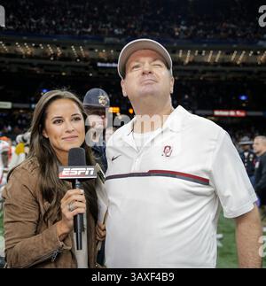 2 gennaio 2017 New Orleans, LOUISIANA USA: Il capo allenatore dell'Oklahoma Bob Stoops strizza l'occhio agli OU fan con ESPN dopo la partita di football NCAA Allstate Sugar Bowl tra Auburn Tigers e gli Oklahoma Sooners 35-19 vinta al Mercedes-Benz Superdome di New Orleans, LOUISIANA. Thurman James / CSM(immagine di credito: &Copy; Thurman James/CSM tramite cavo ZUMA) Foto Stock
