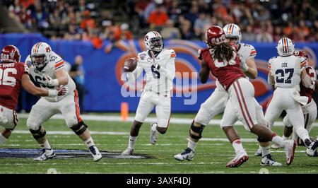 2 gennaio 2017 New Orleans, LA USA: Il quarterback di Auburn Jeremy Johnson (6) tornato in tasca guarda il campo durante la partita di football NCAA Allstate Sugar Bowl tra gli Auburn Tigers e gli Oklahoma Sooners 19-35 persi al Mercedes-Benz Superdome New Orleans, LOUISIANA. Thurman James / CSM(immagine di credito: &Copy; Thurman James/CSM tramite cavo ZUMA) Foto Stock