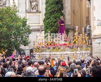 La folla di persone con i telefoni alzati assiste alla processione religiosa di Gesù, il prigioniero Divino, durante la settimana Santa di fronte alla Basilica di San Miguel Foto Stock