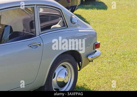 Parte posteriore della classica auto d'epoca grigia honda s600 parcheggiata su prato verde Foto Stock