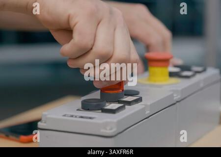 Premendo i pulsanti sul pannello di controllo della macchina. Pannelli di produzione e controllo Foto Stock