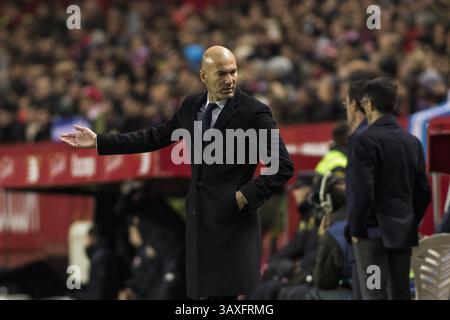 15 gennaio 2017 - Siviglia, Spagna - Zinedine Zidane, allenatore del Real Madrid, in azione durante la partita di calcio della Liga tra Siviglia e Real Madrid allo stadio Sanchez Pizjuan (immagine di credito: © Daniel Gonzalez Acuna via ZUMA Wire) Foto Stock