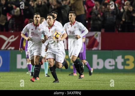 15 gennaio 2017 - Siviglia, Spagna - i giocatori di Siviglia festeggiano dopo aver segnato 1-1 punti durante la partita di calcio della Liga tra Siviglia FC e Real Madrid allo stadio Sanchez Pizjuan (immagine di credito: © Daniel Gonzalez Acuna via ZUMA Wire) Foto Stock