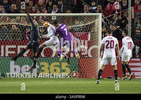 15 gennaio 2017 - Siviglia, Spagna - Cristiano Ronaldo (C) del Real Madrid combatte per il pallone durante la partita di calcio della Liga tra Siviglia FC e Real Madrid allo stadio Sanchez Pizjuan (immagine di credito: © Daniel Gonzalez Acuna via ZUMA Wire) Foto Stock