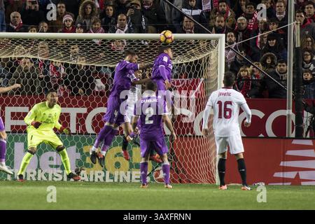 15 gennaio 2017 - Siviglia, Spagna - Sergio Ramos del Real Madrid segna 1-1 durante la partita di calcio della Liga tra Siviglia FC e Real Madrid allo stadio Sanchez Pizjuan (immagine di credito: © Daniel Gonzalez Acuna via ZUMA Wire) Foto Stock