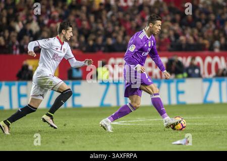 15 gennaio 2017 - Siviglia, Spagna - Cristiano Ronaldo in azione durante la partita di calcio della Liga tra Siviglia FC e Real Madrid allo stadio Sanchez Pizjuan (immagine di credito: © Daniel Gonzalez Acuna via ZUMA Wire) Foto Stock