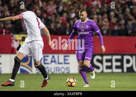 15 gennaio 2017 - Siviglia, Spagna - Karim Benzema (R ) del Real Madrid in azione durante la partita di calcio della Liga tra Siviglia FC e Real Madrid allo stadio Sanchez Pizjuan (Credit Image: © Daniel Gonzalez Acuna via ZUMA Wire) Foto Stock