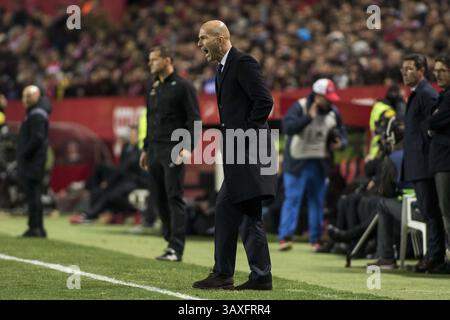 15 gennaio 2017 - Siviglia, Spagna - Zinedine Zidane, allenatore del Real Madrid, in azione durante la partita di calcio della Liga tra Siviglia e Real Madrid allo stadio Sanchez Pizjuan (immagine di credito: © Daniel Gonzalez Acuna via ZUMA Wire) Foto Stock