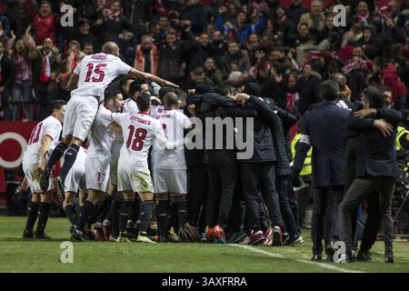 15 gennaio 2017 - Siviglia, Spagna - i giocatori di Siviglia festeggiano dopo aver segnato 2-1 punti durante la partita di calcio della Liga tra Siviglia FC e Real Madrid allo stadio Sanchez Pizjuan (immagine di credito: © Daniel Gonzalez Acuna via ZUMA Wire) Foto Stock