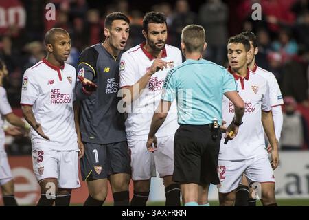 15 gennaio 2017 - Siviglia, Spagna - i giocatori di Siviglia chiedono un rigore durante la partita di calcio della Liga tra Siviglia FC e Real Madrid allo stadio Sanchez Pizjuan (immagine di credito: © Daniel Gonzalez Acuna via ZUMA Wire) Foto Stock