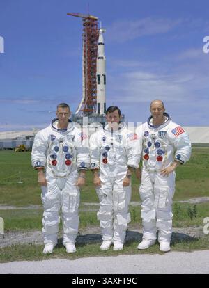 30 maggio 1969 - Kennedy Space Center, Florida, Stati Uniti d'America - Kennedy Space Center, FL - 30 maggio 1969 -- il primo equipaggio della missione in orbita lunare dell'Apollo 10 viene fotografato mentre si trova al Kennedy Space Center, Florida, per l'addestramento pre-volo. Da sinistra a destra ci sono gli astronauti Eugene A. Cernan, pilota del modulo Lunar; John W. Young, pilota del modulo di comando; e Thomas P. Stafford, comandante. . Crediti: NASA via CNP (immagine di credito: © NASA/CNP via ZUMA Wire) Foto Stock
