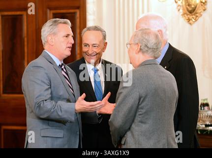 23 gennaio 2017 - Washington, Distretto di Columbia, Stati Uniti d'America - il leader della maggioranza della camera degli Stati Uniti Kevin McCarthy (Repubblicano della California), a sinistra, si impegna in una conversazione con il leader della minoranza del Senato degli Stati Uniti Chuck Schumer (Democratico di New York), centro di sinistra, e il leader della maggioranza del Senato degli Stati Uniti Mitch McConnell (Repubblicano del Kentucky), centro di destra, e la maggioranza del Senato degli Stati Uniti, il Whip John Cornyn (repubblicano del Texas), a destra, guarda prima dell'arrivo del presidente Donald Trump ad un ricevimento per la camera degli Stati Uniti e i leader del Senato Repubblicano e Democratico degli Stati Uniti nella State Dining Room del White Hou Foto Stock