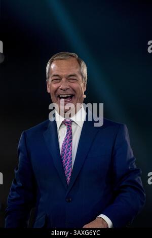Il leader del Regno Unito riformato e membro del Parlamento per Clacton Nigel Farage si rivolge alla folla durante la manifestazione di lancio della campagna elettorale locale e sindaco del partito riformato presso la Utilita Arena di Birmingham, Inghilterra. Foto Stock