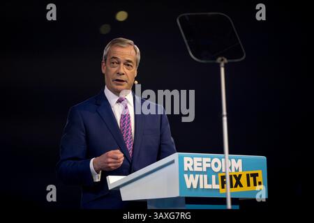 Il leader del Regno Unito riformato e membro del Parlamento per Clacton Nigel Farage si rivolge alla folla durante la manifestazione di lancio della campagna elettorale locale e sindaco del partito riformato presso la Utilita Arena di Birmingham, Inghilterra. Foto Stock