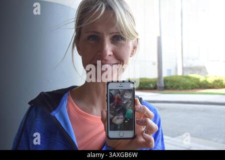 9 gennaio 2017 - Fort Lauderdale, Florida, USA - Kim Lariviere, un'insegnante canadese, regge una foto di Rufus, un orsacchiotto che il padre ha dato alla figlia prima di morire. Rufus e altri oggetti a mano andarono persi durante la frenesia che seguì dopo che un uomo armato aprì il fuoco all'aeroporto internazionale di Fort Lauderdale-Hollywood venerdì pomeriggio. (Immagine di credito: © Chabeli Herrera/TNS tramite filo ZUMA) Foto Stock