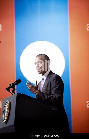 6 settembre 2016 - Vientiane, Laos - U. Il presidente Barack Obama fa le sue osservazioni al Lao National Cultural Hall il 6 settembre 2016 a Vientiane, Laos. Obama è in Laos per il vertice ASEAN. Barack Hussein Obama II (4 agosto 1961) è il 44° presidente degli Stati Uniti d'America. È il primo afroamericano ad essere eletto in carica e il primo presidente nato al di fuori degli Stati Uniti contigui. Nato a Honolulu, Hawaii, Obama si è laureato alla Columbia University e alla Harvard Law School. Ha lavorato come avvocato per i diritti civili e ha insegnato diritto costituzionale presso l'Università di Chicago Law Sch Foto Stock