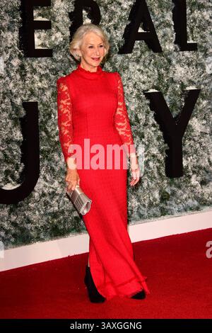 15 dicembre 2016 - Londra, Regno Unito di Gran Bretagna e Irlanda del Nord - Dame Helen Mirren arriva alla prima europea di "Collateral Beauty" al Vue Leicester Square il 15 dicembre 2016 a Londra (immagine di credito: © Famous/Ace Pictures via ZUMA Press) Foto Stock
