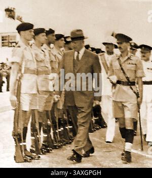Il presidente DEGLI STATI UNITI Eisenhower ispeziona i Royal Welch Fusileers a Kindley Field. - Joseph Laniel (francese P.remier) -Dwight D Eisenhower (presidente degli Stati Uniti ) e Winston Churchill (primo ministro del Regno Unito ) hanno partecipato ad una conferenza al Mid Ocean Club, Bermuda 1950 -- Joseph Laniel (Premier ministre francesi) - Dwight D Eisenhower (président américain) et Winston Churchill (Premier ministre britannique) assistente à une conférence au Mid Ocean Club, Bermudes, années 1950. - Foto Stock