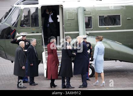 20 gennaio 2017 - Washington, District of Columbia, Stati Uniti d'America - la First Lady Melania Trump e l'ex First Lady Michelle Obama guardano l'ex presidente degli Stati Uniti Barack Obama stringe la mano al neoeletto presidente degli Stati Uniti Donald Trump mentre camminano verso Marine One al Campidoglio dopo che Trump ha giurato alla 58a inaugurazione presidenziale a Capitol Hill a Washington, D.C. il 20 gennaio 2017. . Credito: John Angelillo / Pool via CNP (immagine di credito: © John Angelillo/CNP via ZUMA Wire) Foto Stock