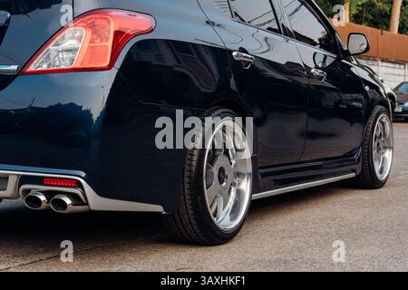 Bangkok, Thailandia - 12 gennaio 2020: Nissan Almera, una berlina ECO in Thailandia, è stata pubblicata su una delle riviste thailandesi per promuovere quell'ECO CA Foto Stock