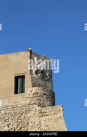 Scultura degli anni '1920 di San Giorgio e del Drago sul Castello Rosso a Tripoli in Libia Foto Stock