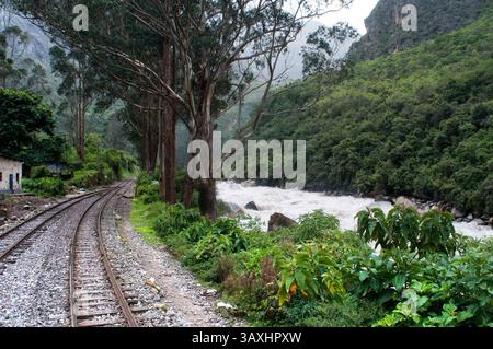18 ottobre 2016 - Perù - Inca Trail. Treno di lusso Perù da Cuzco a Machu Picchu. Orient Express. Belmond. Dal momento che il percorso attraverso il quale passa il treno è possibile vedere alcune parti del Sentiero Inca. Hiram Bingham Orient Express che corre tra Cuzco e Machu Picchu. L'Inca Trail è di gran lunga il trekking più famoso del Sud America ed è considerato da molti tra i 5 migliori percorsi al mondo. In soli 43 km (26 miglia) riesce a combinare splendidi paesaggi di montagna, lussureggiante foresta pluviale, giungla subtropicale e, naturalmente, uno splendido mix di pietre inca, rovine e tunnel. La destinazione finale di Foto Stock