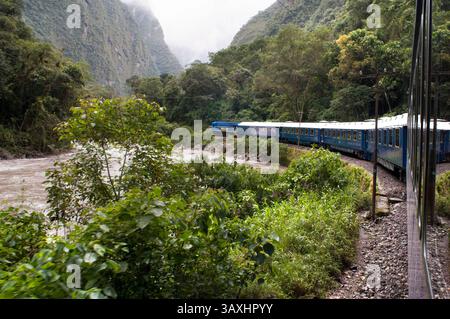 18 ottobre 2016 - Perù - Inca Trail. Treno di lusso Perù da Cuzco a Machu Picchu. Orient Express. Belmond. Dal momento che il percorso attraverso il quale passa il treno è possibile vedere alcune parti del Sentiero Inca. Hiram Bingham Orient Express che corre tra Cuzco e Machu Picchu. L'Inca Trail è di gran lunga il trekking più famoso del Sud America ed è considerato da molti tra i 5 migliori percorsi al mondo. In soli 43 km (26 miglia) riesce a combinare splendidi paesaggi di montagna, lussureggiante foresta pluviale, giungla subtropicale e, naturalmente, uno splendido mix di pietre inca, rovine e tunnel. La destinazione finale di Foto Stock