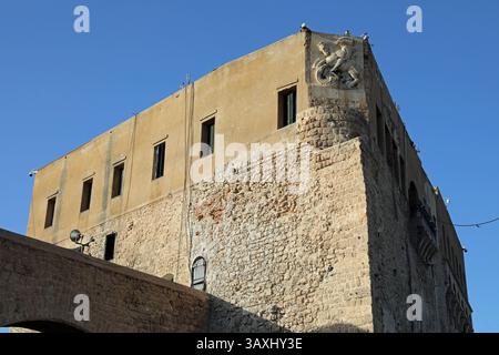 Scultura degli anni '1920 di San Giorgio e del Drago sul Castello Rosso a Tripoli in Libia Foto Stock