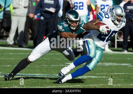 1 gennaio 2017: Il running back dei Dallas Cowboys Darren McFadden (20) corre con la palla mentre il middle linebacker dei Philadelphia Eagles Jordan Hicks (58) cerca di farlo cadere durante la partita NFL tra i Dallas Cowboys e i Philadelphia Eagles al Lincoln Financial Field di Philadelphia, Pennsylvania. I Philadelphia Eagles vinsero 27-13. Christopher Szagola/CSM(immagine di credito: &Copy; Chris Szagola/CSM tramite filo ZUMA) Foto Stock