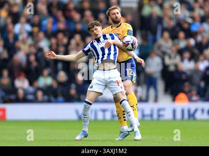 Will Lankshear di West Bromwich Albion (a sinistra) e Nathaniel Phillips di Derby County combattono per il pallone durante lo Sky Bet Championship match agli Hawthorns di West Bromwich. Data foto: Lunedì 21 aprile 2025. Foto Stock