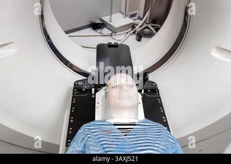 Primo piano delle marcature applicate alla maschera di immobilizzazione per una diagnosi accurata della posizione del tumore. Concetto di moderna tecnologia medica avanzata. Foto Stock