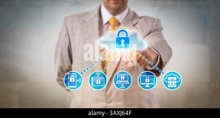 Responsabile non riconoscibile che accede ai dati sui dispositivi collegati in rete. Internet e concetto aziendale per data center cloud, soluzioni di private computing, violazioni Foto Stock