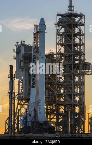 16 febbraio 2017 - Cape Canaveral, Stati Uniti - il razzo SpaceX Falcon 9 è pronto per il lancio di un veicolo spaziale Dragon per il rifornimento alla stazione spaziale Internazionale dal Kennedy Space Center Launch Complex 39A 16 febbraio 2017 a Cape Canaveral, Floridaorida. Lo storico sito di lancio ora è gestito da SpaceX in base ad un accordo firmato con la NASA. (Immagine di credito: © SpaceX/SpaceX tramite cavo ZUMA) Foto Stock