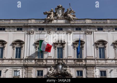 Roma, Italia. 21 aprile 2025. Bandiere a mezz'asta sul Palazzo della consulta, sede della Corte costituzionale, per la morte di Papa Francesco credito: Agenzia fotografica indipendente/Alamy Live News Foto Stock