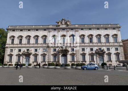 Roma, Italia. 21 aprile 2025. Bandiere a mezz'asta sul Palazzo della consulta, sede della Corte costituzionale, per la morte di Papa Francesco credito: Agenzia fotografica indipendente/Alamy Live News Foto Stock