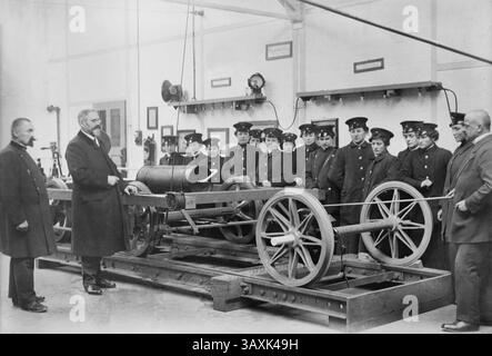 21 novembre 2016 - donne tedesche addestrate a diventare conducenti di auto di strada durante la prima guerra mondiale, Berlino, Germania, Bain News Service, 1915 (Credit Image: © circa Images/Glasshouse via ZUMA Wire) Foto Stock