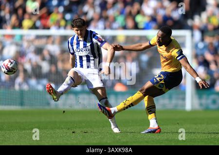Ebou Adams (a destra) della contea di Derby e Will Lankshear di West Bromwich Albion combattono per il pallone durante il match per il titolo Sky Bet agli Hawthorns, West Bromwich. Data foto: Lunedì 21 aprile 2025. Foto Stock