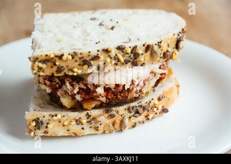 Sandwich con una polpetta di barbabietole con una mela e una salsa di rafano Foto Stock
