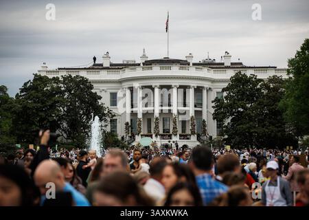 Gli ospiti che partecipano al 2025 Easter Egg Roll sul South Lawn of the White House il 21 aprile 2025 a Washington, DC credito: Samuel Corum/Pool via CNP/MediaPunch Foto Stock