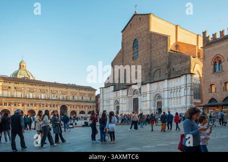 Bologna, Italia - 31 ottobre 2024: Centro storico di Bologna con Piazza maggiore, Emilia Romagna, Italia. Basilica di San Petronio con Palazzo dei banchi e. Foto Stock