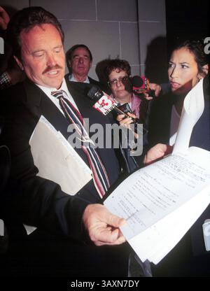 24 settembre 1999; Los Angeles, California, Stati Uniti; LA PI Pete Peterson dice che l'assassino di JonBenet Ramsey e' "Babbo Natale" Bill McReynolds & moglie. In piedi sulla strada di fronte a un hotel DI LOS ANGELES circondato da mezzi di comunicazione. Rivelerà perché crede che "Babbo Natale" l'abbia fatto in pochi giorni. (Immagine di credito: © Jonathan Alcorn/ZUMA Wire/ZUMAPRESS.com) Foto Stock