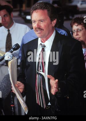 24 settembre 1999; Los Angeles, California, Stati Uniti; LA PI Pete Peterson dice che l'assassino di JonBenet Ramsey e' "Babbo Natale" Bill McReynolds & moglie. In piedi sulla strada di fronte a un hotel DI LOS ANGELES circondato da mezzi di comunicazione. Rivelerà perché crede che "Babbo Natale" l'abbia fatto in pochi giorni. (Immagine di credito: © Jonathan Alcorn/ZUMA Wire/ZUMAPRESS.com) Foto Stock