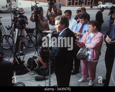 24 settembre 1999; Los Angeles, California, Stati Uniti; LA PI Pete Peterson dice che l'assassino di JonBenet Ramsey e' "Babbo Natale" Bill McReynolds & moglie. In piedi sulla strada di fronte a un hotel DI LOS ANGELES circondato da mezzi di comunicazione. Rivelerà perché crede che "Babbo Natale" l'abbia fatto in pochi giorni. (Immagine di credito: © Jonathan Alcorn/ZUMA Wire/ZUMAPRESS.com) Foto Stock