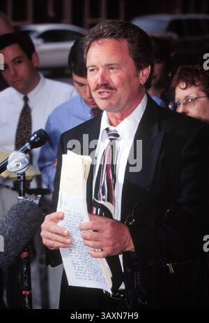 24 settembre 1999; Los Angeles, California, Stati Uniti; LA PI Pete Peterson dice che l'assassino di JonBenet Ramsey e' "Babbo Natale" Bill McReynolds & moglie. In piedi sulla strada di fronte a un hotel DI LOS ANGELES circondato da mezzi di comunicazione. Rivelerà perché crede che "Babbo Natale" l'abbia fatto in pochi giorni. (Immagine di credito: © Jonathan Alcorn/ZUMA Wire/ZUMAPRESS.com) Foto Stock