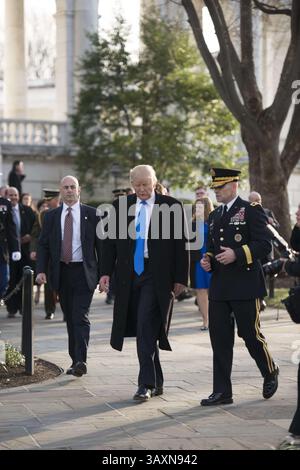 19 gennaio 2017 - Arlington, Virginia, Stati Uniti - il presidente eletto degli Stati Uniti Donald Trump e il distretto militare degli Stati Uniti di Washington comandante generale Bradley Becker Walk vicino all'Arlington National Cemetery Memorial Amphitheater dopo una cerimonia di posa delle ghirlande il 19 gennaio 2017 ad Arlington, Virginia. (Immagine di credito: © Rachel Larue/Planet Pix via ZUMA Wire) Foto Stock