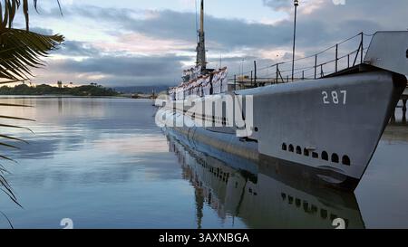 22 agosto 2016 - Honolulu, Stati Uniti d'America - U. I marinai della Marina militare americana del sottomarino d'attacco veloce classe Virginia USS Hawaii sono a bordo della nave museo della seconda guerra mondiale USS Bowfin per una promozione televisiva per commemorare il 75° anniversario dell'attacco a Pearl Harbor il 22 agosto 2016 a Honolulu, Hawaii. (Immagine di credito: © cmdr. Corey Barker/Planet Pix tramite cavo ZUMA) Foto Stock