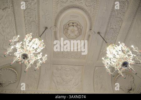 Grodno, Bielorussia, 03.01.2025 due lampadari appesi al soffitto in una stanza con un soffitto bianco. I lampadari sono illuminati e decorativi Foto Stock